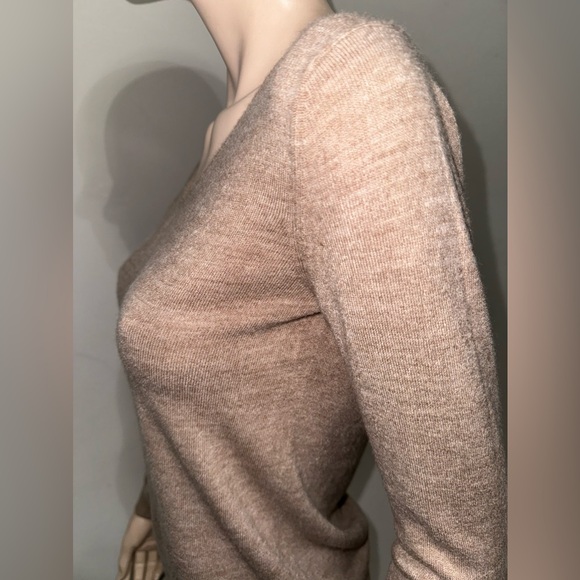Atmosphere Acrylic V-neck Knit 4 - Picture 5 of 10